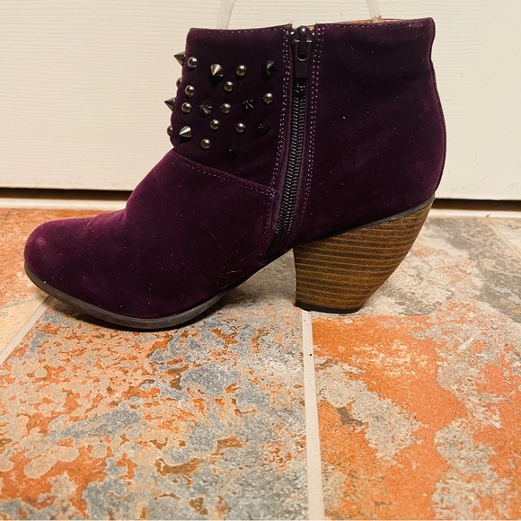đź’‹Gorgeous Purple/Burgundy Suede Qupid Metal Spike Ankle Booties! - Picture 10 of 14